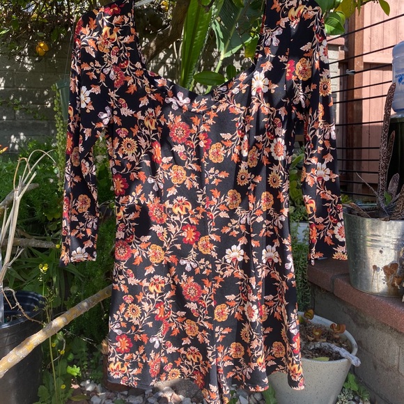 Black forever 21 floral romper - Picture 2 of 6